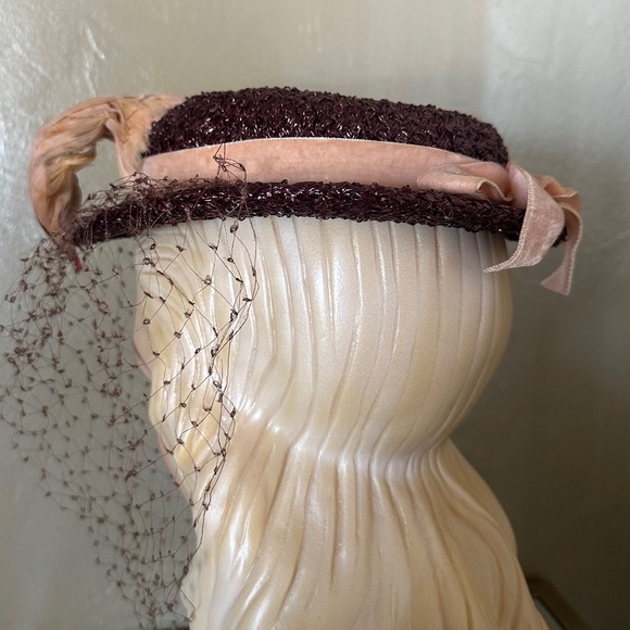 LOVELY 1940\'s BROIWN BOATER HAT WITH PINK FEATHER \